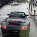Cabrio mit Regenschirm