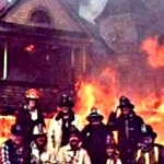 Feuerwehr Foto vor brennendem Haus