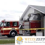 Feuerwehr rammt Haus