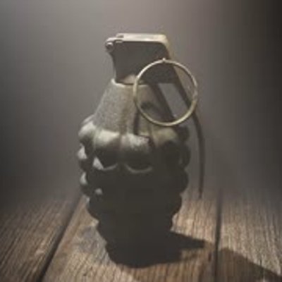 Was ist der Unterschied zwischen einer Frau und einer Handgranate?