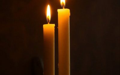 Treffen sich zwei Kerzen