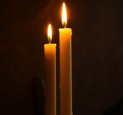 Treffen sich zwei Kerzen