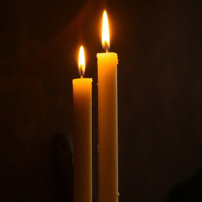 Treffen sich zwei Kerzen